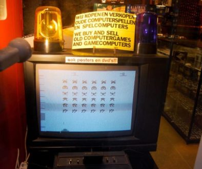 Foto in der Auslage eines Geschäfts für alte Computerspiele